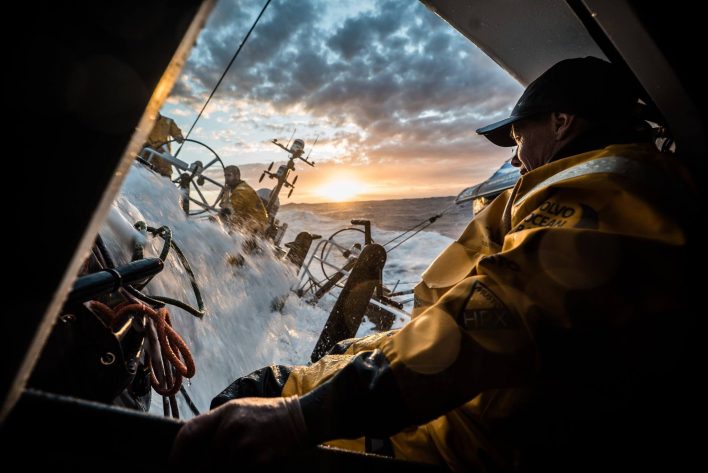 La nuit s'annonce dans le pot au noir pour la Volvo Ocean Race.